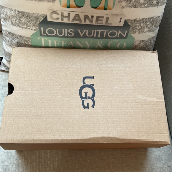 Womens Ugg disquette - size 9 like new! Sold out! - Picture 8 of 10